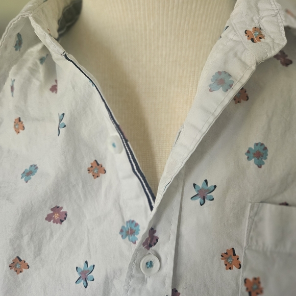 White and Blue Casual Button Down Shirt with Subtle Pattern - Picture 2 of 4